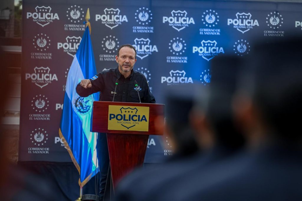 Juramentan y envían al territorio a 247 nuevos oficiales de policía