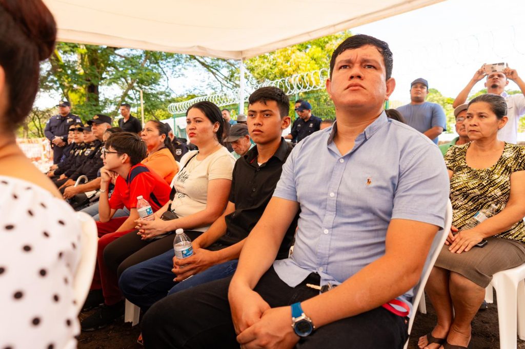 Ministro de Seguridad y director de Policía entregan moderna sede policial en El Mozote, Morazán