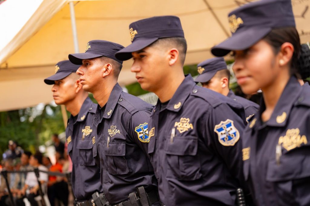 Ministro de Seguridad y director de Policía entregan moderna sede policial en El Mozote, Morazán