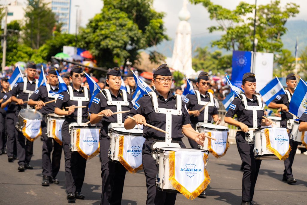 Salvadoreños conmemoran 203 años de independencia rindiendo honor a los héroes que ofrendaron su vida en el cumplimiento del deber