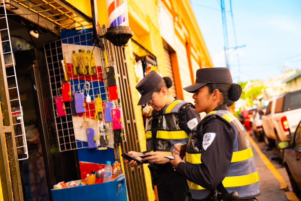 Futuros oficiales de policía desplegados en Centro Histórico